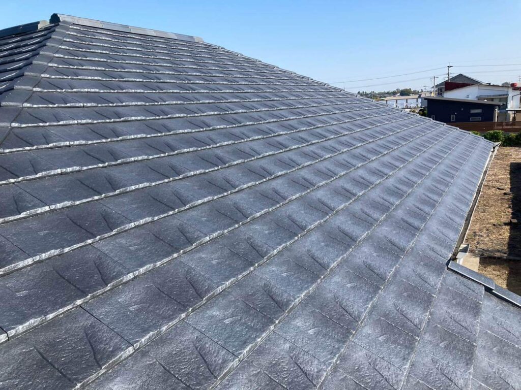 自然石のような風合いが美しい「ルーガ 鉄平」。瓦本来の重厚感を大切にしながら、軽さと耐久性の高さを備え、美観と安心をバランスよく両立させました。