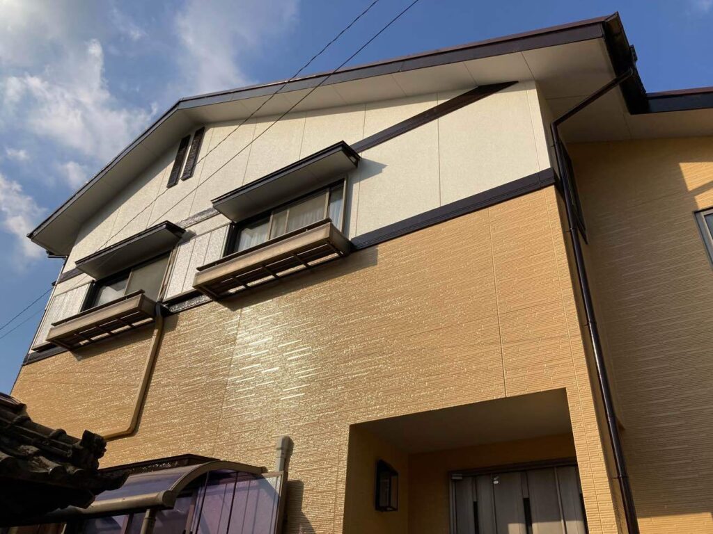 外壁全体を塗り替え、鮮やかな色合いで住まいの印象も明るく生まれ変わりました。