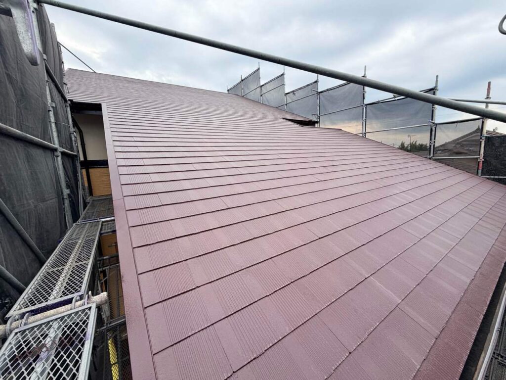 屋根はスーパームキコートルーフで塗装し、紫外線や雨風からしっかり保護。外壁から屋根まで、これからも安心してお過ごしいただける仕上がりとなりました。