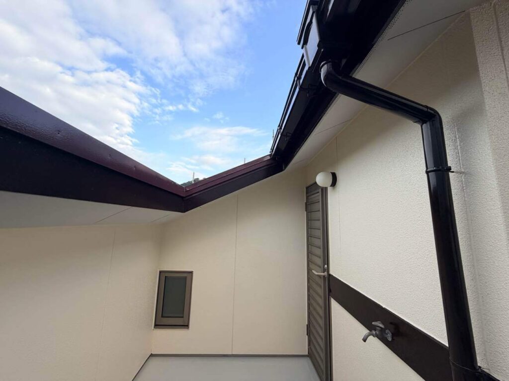 雨樋や破風などの付帯部も塗装し、あわせてベランダは防水塗装を実施。外装全体をバランスよく整えています。