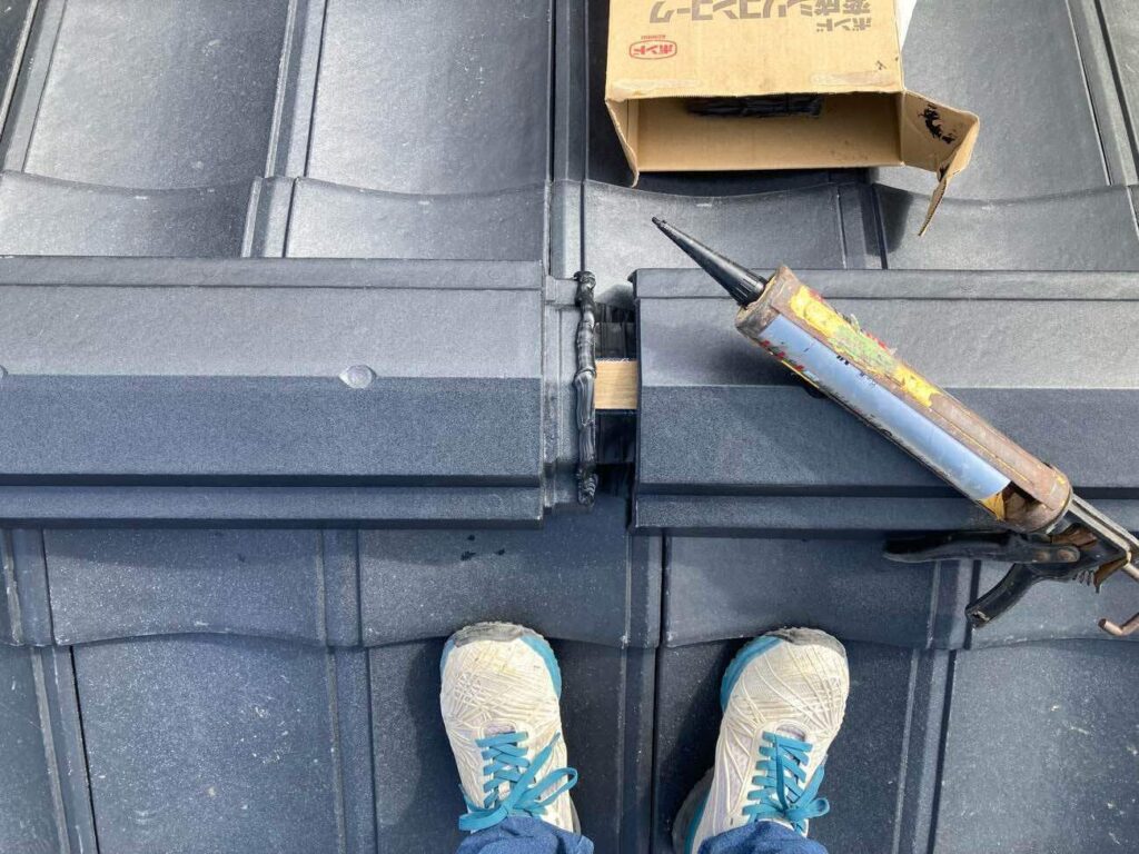 ビス＋コーキングによるW固定で、しっかりと飛散防止対策を行っています。 