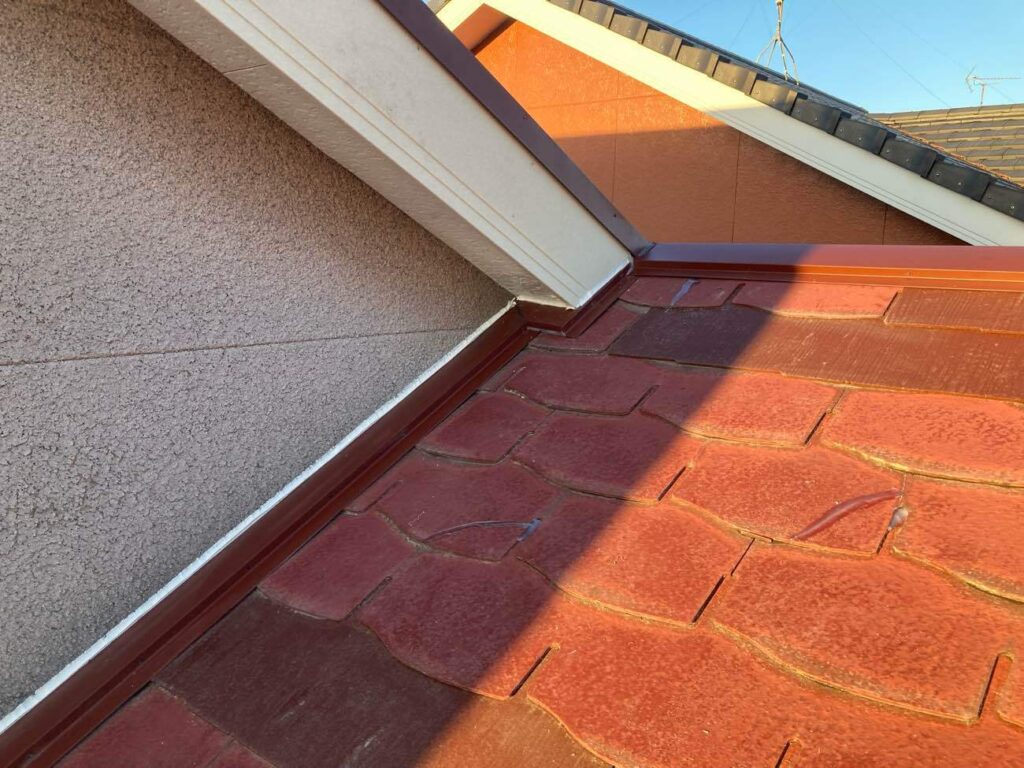 小さな剥がれがサインに｜妻破風の補修で雨漏りを改善