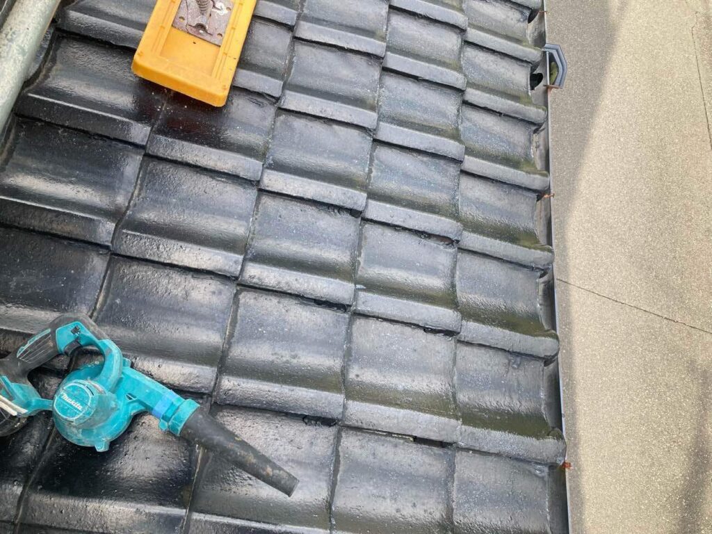 １階屋根は、割れた瓦の差替え修繕のみ行いました。できるだけ費用を抑えながら屋根の安心を確保できるよう、工事内容を工夫しています。