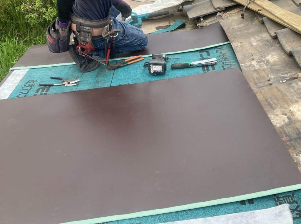 自社職人が現場状況に合わせてその場で加工・施工できる対応力とスピード感が強みです。屋根修理を中心に、瓦工事はもちろん板金加工や雨樋施工まで、屋根まわりを一貫して自社で対応しています。