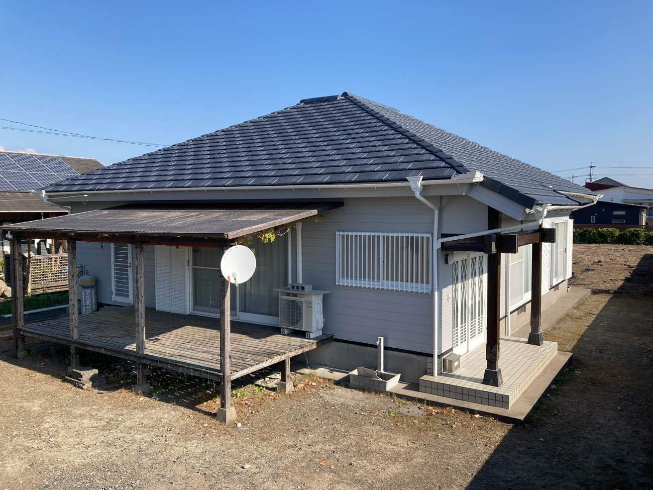 屋根葺き替えと外壁塗装で安心がつながる｜平屋住宅の外装リフォーム事例　完成写真