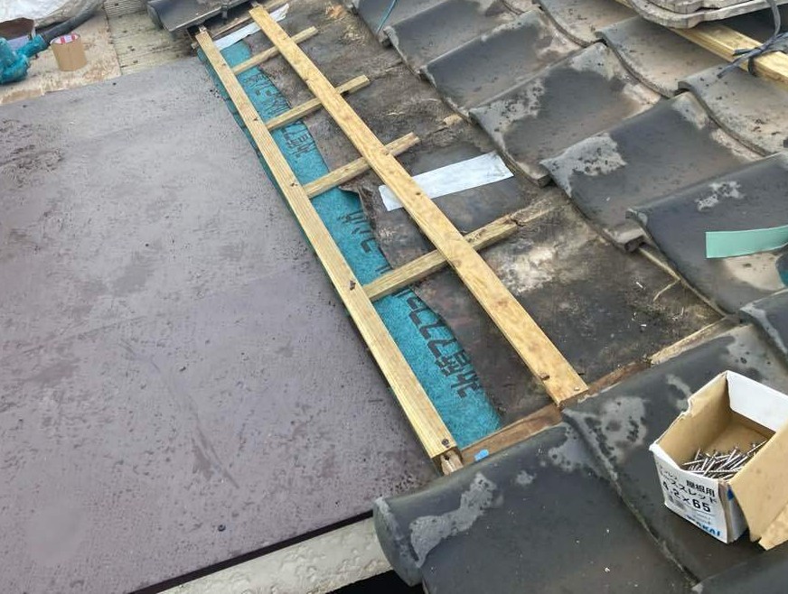 軒先の瓦をいったん取り外して施工。隣接部との取り合いにも細心の注意を払い、雨水が逆流しないよう水の流れを整えながら適切に仕上げます。目立たない工程ですが、私たちが特に大切にしている部分です。