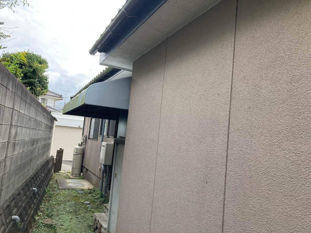 外壁にも色あせや汚れなどの経年変化が見られ、塗装によるメンテナンスに適したタイミングでした。