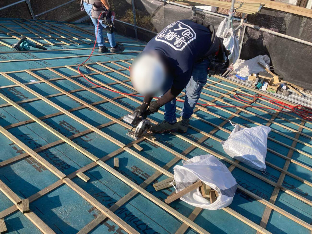 防水シートと桟木を施工。見えない下地から新しく整えることで、防水性と耐久性を高めます。