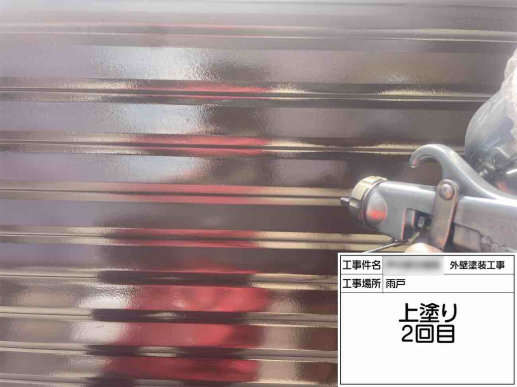 住まいの細部まで丁寧な下地処理と重ね塗りを施すことで、外壁に合わせた耐久性を持たせます。