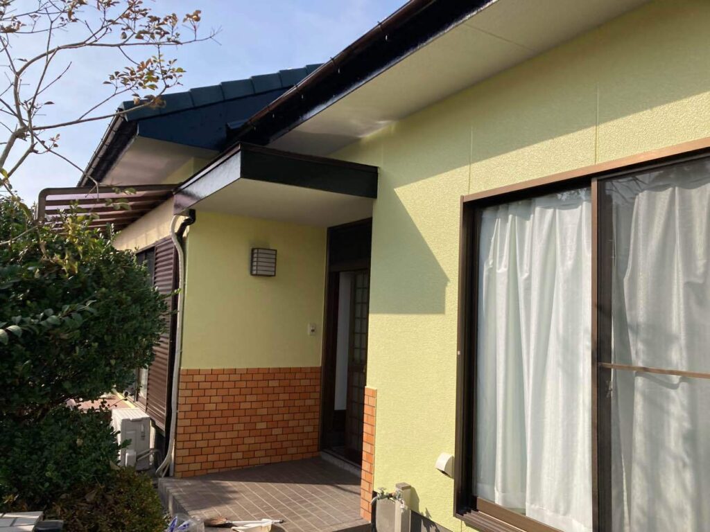 グリーンの屋根とイエローの外壁で、玄関まわりも明るく整いました。