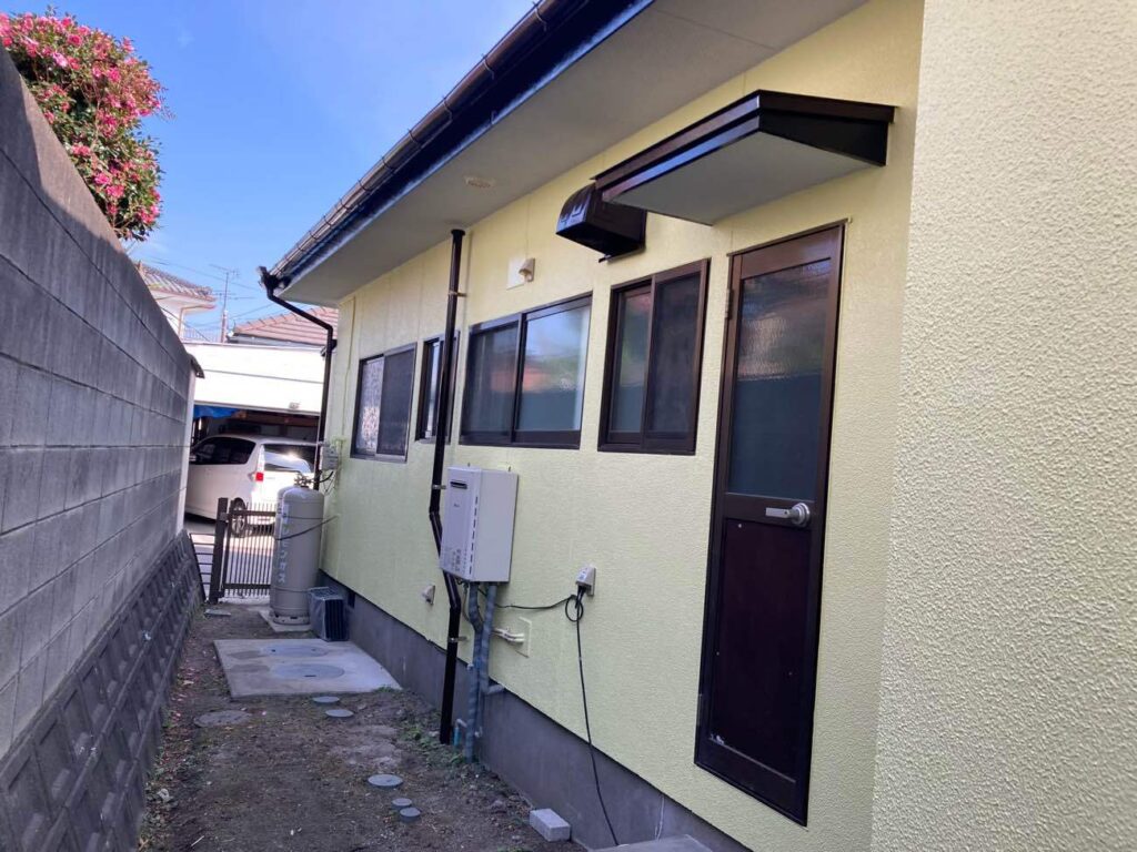 軒や雨樋など細部まで艶やかに仕上げ、塀や土間も合わせて洗浄。敷地全体が心地よい外観となりました。