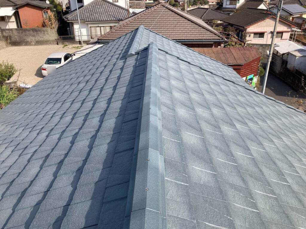「ルーガ」への葺き替えにより軽量で耐久性が高く、地震・台風といった自然災害に強い屋根へと生まれ変わりました。下地から新しくなり、先々も安心してお住まいいただけます。