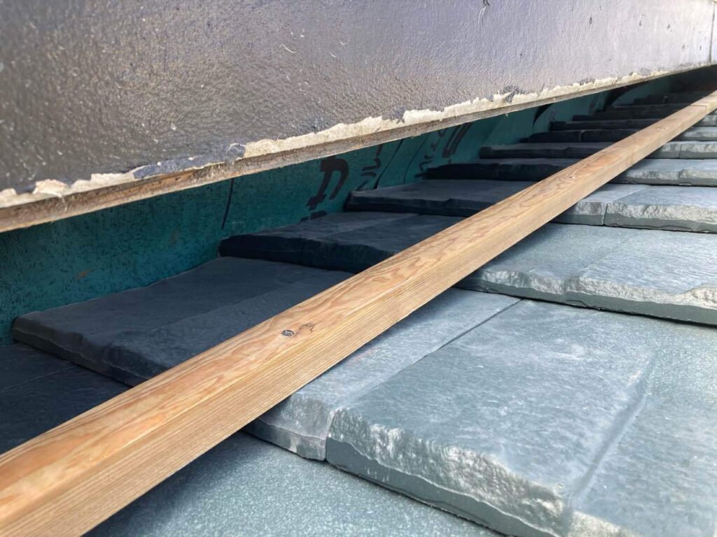 屋根が重なる狭い箇所も、丁寧に施工を進めています。