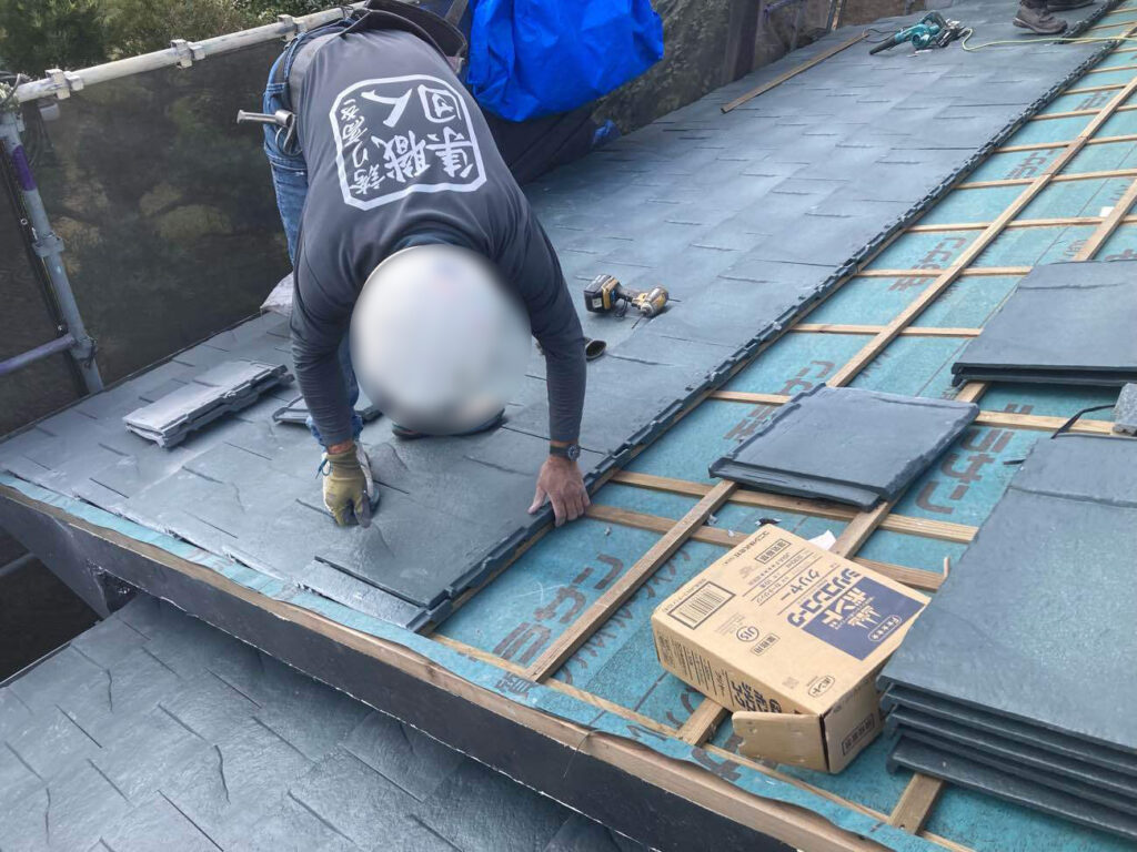 軽量屋根材「ルーガ」を桟木にビスでしっかり固定していきます。軽量化とともに、地震や強風にも強い屋根に仕上げていきます。