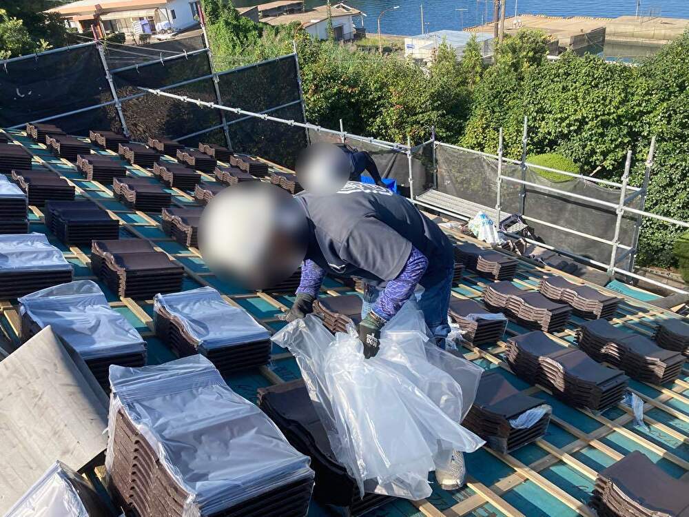 軒先から順に「ルーガ」を取り付けていきます。
陶器瓦に比べて約1/3の軽さで、建物への負担軽減にもつながります。