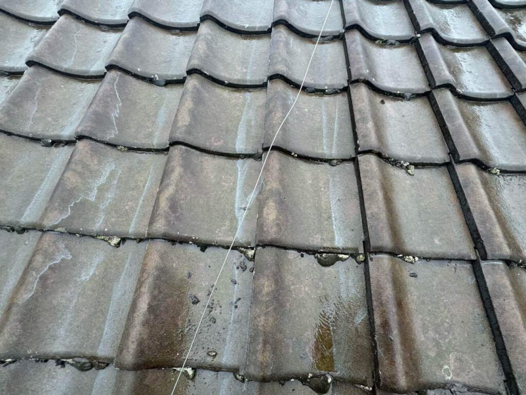 築40年の瓦屋根には、瓦のズレや傷みなど経年劣化が見られました。