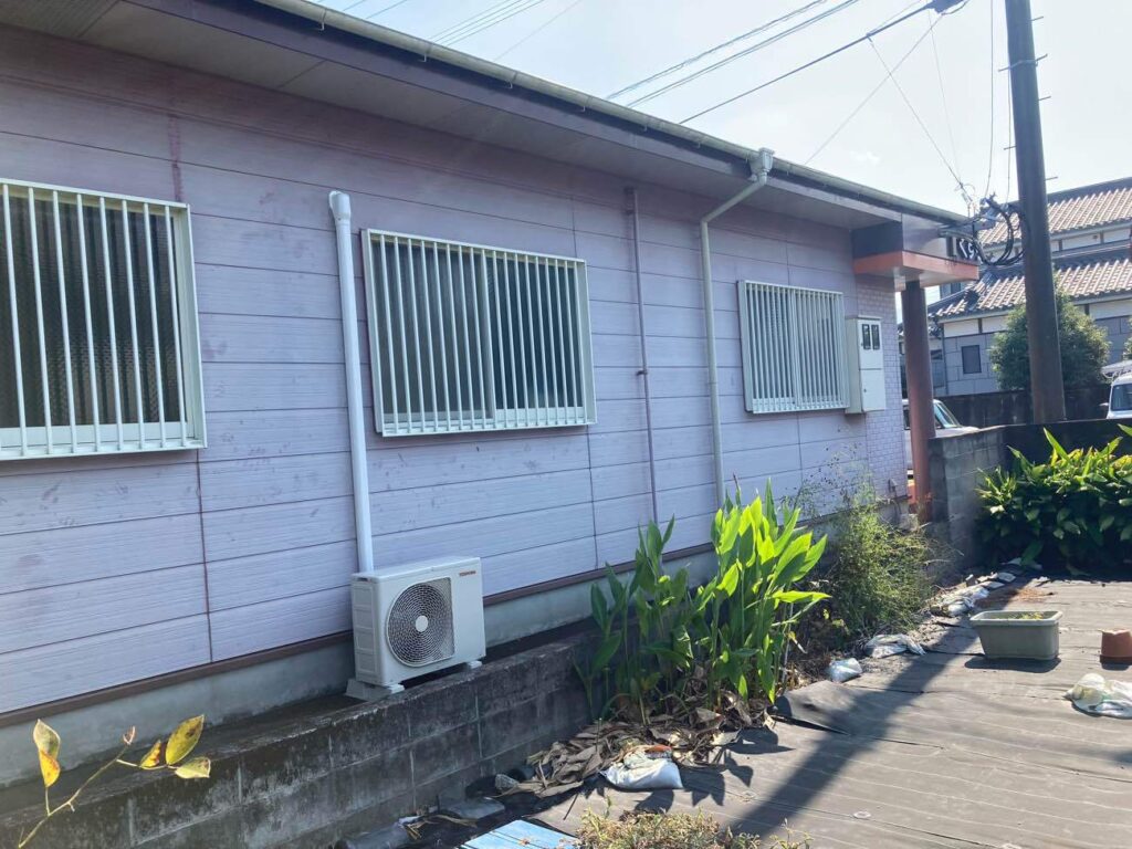 サイディング外壁には、塗膜の劣化によるチョーキング現象やシーリングの劣化が見られ、防水性が低下している状態でした。