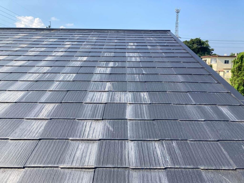 スレート屋根は全体的に色あせが進み、部分的にひび割れも見られるなど、塗装のタイミングを迎えていました。