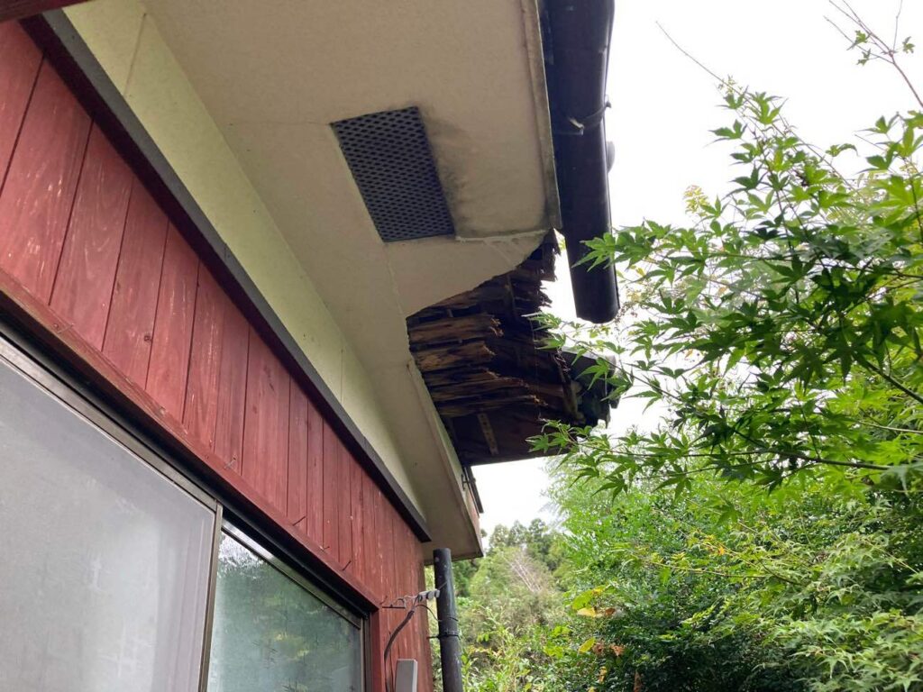 落ちてしまった軒天の補修と雨漏り解消が、今回のご相談のきっかけでした。