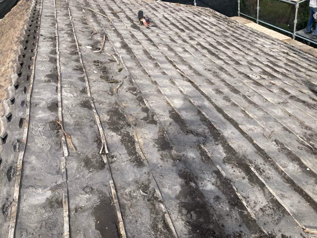 既存の瓦をすべて撤去したところ。経年により火山灰が入り込んで湿気を含み、木材が傷むことで瓦のズレなどを引き起こしてしまいます。