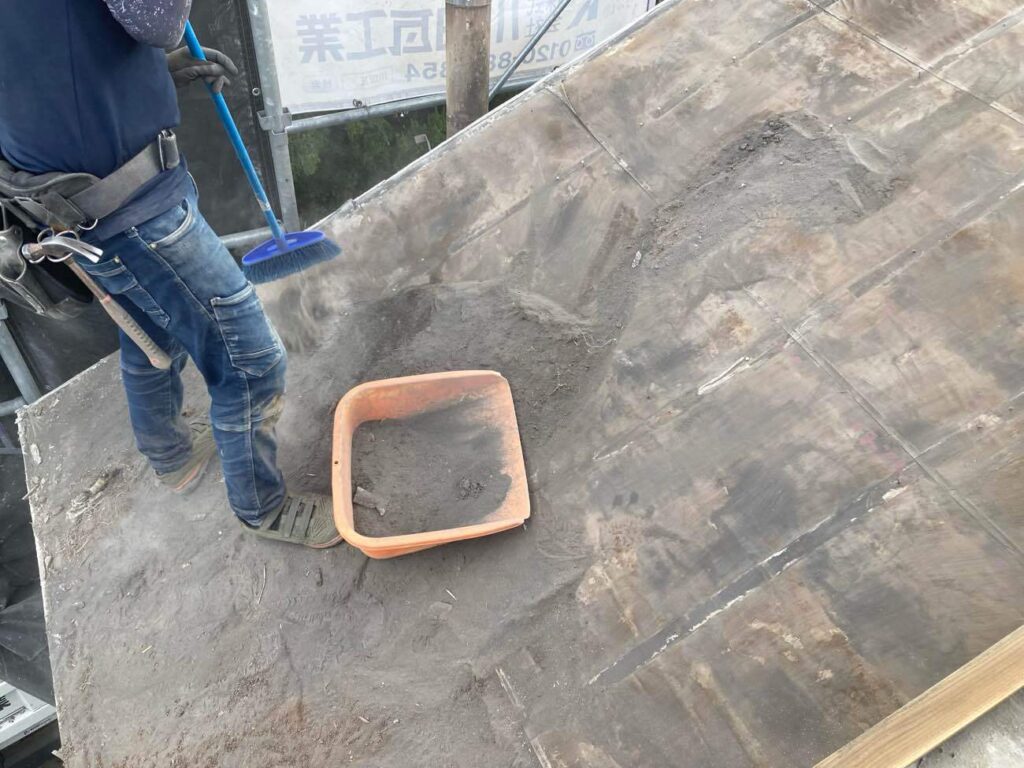 火山灰を丁寧に掃除していきます。築40年となると、かなりの堆積量であることがわかります。