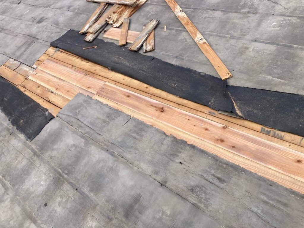 下地の状態を丁寧にチェックして、劣化した箇所は適切な補修を施します。見えない部分までしっかり手を入れ、屋根全体の性能を根本から高められるのが葺き替えのメリットです。