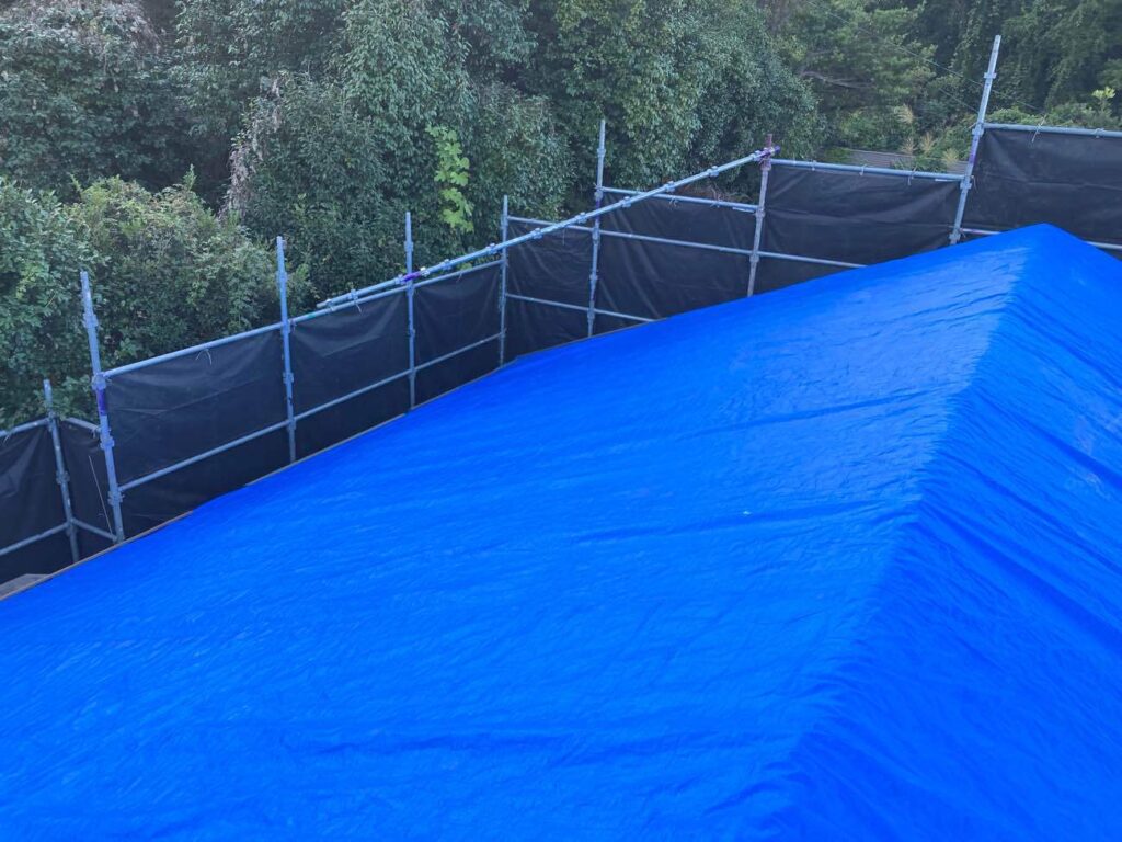 瓦を葺くまでは、夜間は雨漏り対策として必ず養生を徹底しています。