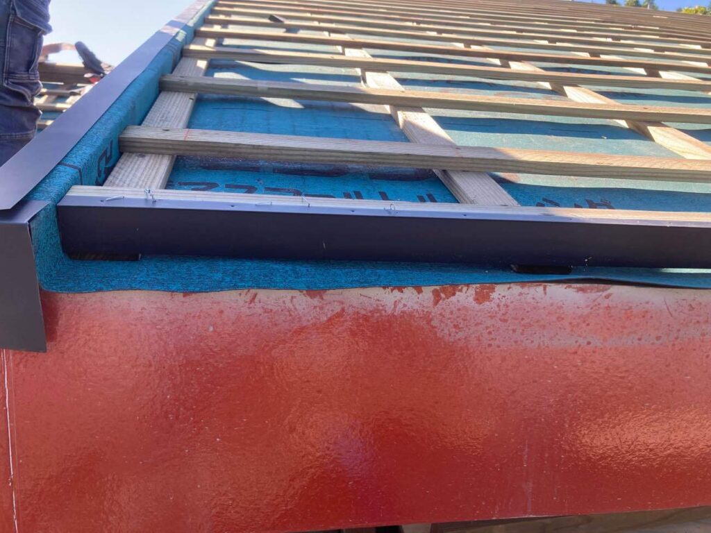 このように縦横に取り付けることで隙間を設け、雨とともに火山灰を流す地域特性に則った施工方法をとっています。火山灰による腐食を抑えるため、桟木には防腐剤入りを採用。