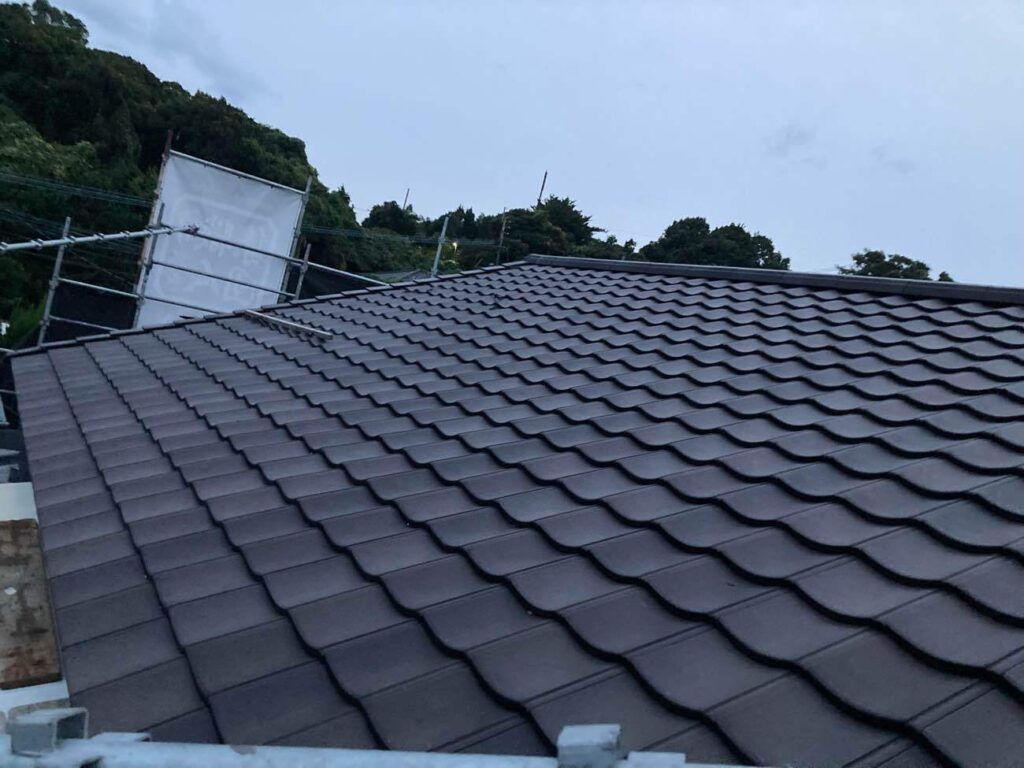 「雅」の優雅な曲線とブラウンカラーが調和し、温かみのある落ち着いた屋根に仕上がりました。