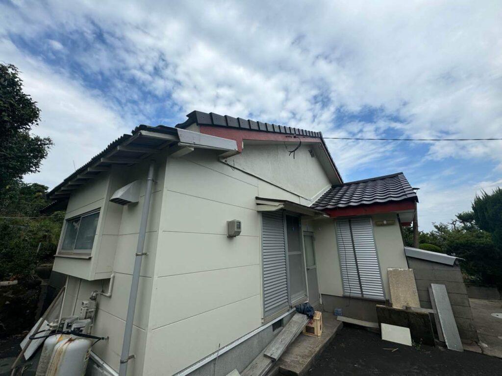 軽量瓦は災害対策に加え、高い防風性も特長です。端部までしっかり固定することで、強風時にも安心できる仕様としています。