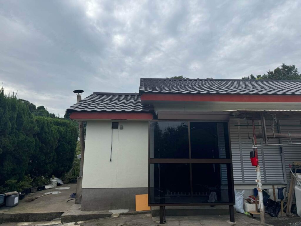 下地から新しくできる葺き替えにより、新築同等の耐久性を備えた屋根へと一新することが可能です。
これからも長くお住まいのご予定の方は、葺き替えはぜひご検討いただきたい工事です。