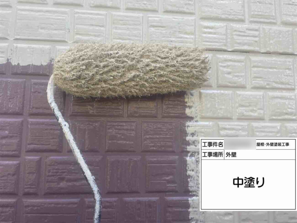 ムキコートプライマーで密着性を高めます。