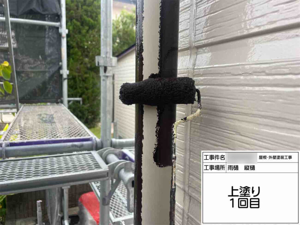 ２回の上塗りを施して、耐久性の高い塗膜に仕上げます。