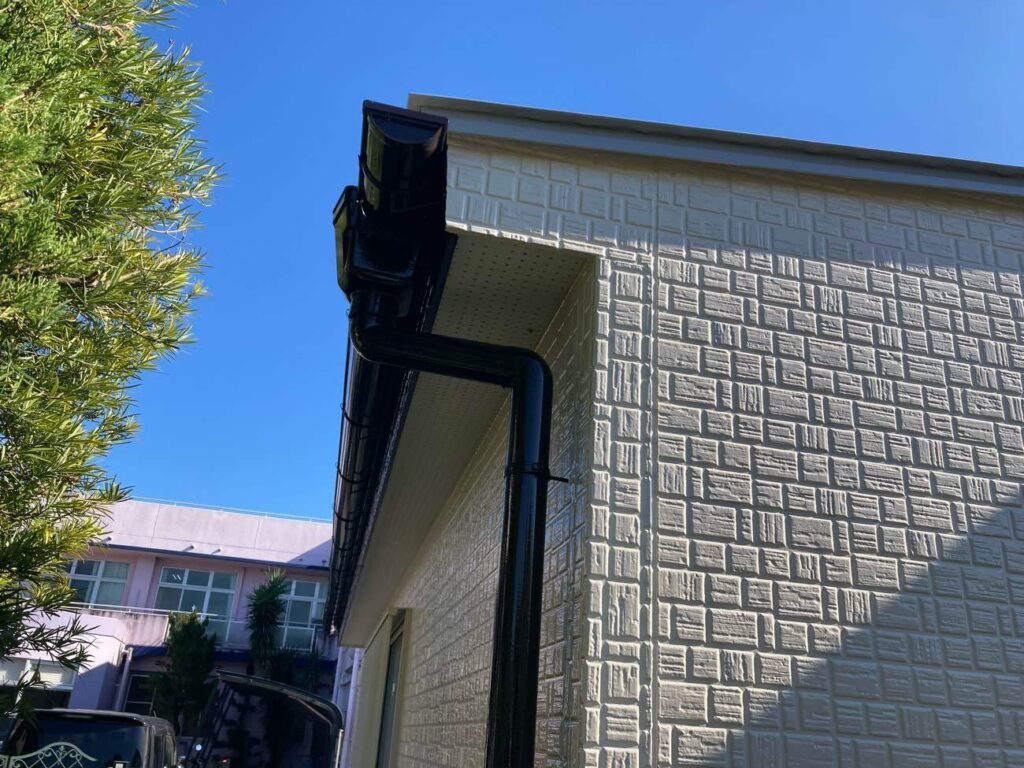 雨樋や破風などの付帯部も丁寧に塗装し、建物全体の耐久性を高めています。