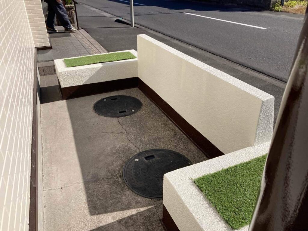 店舗正面の外構まわりも洗浄と塗装を行い、ご来店される方を気持ちよくお迎えできるよう整えました。