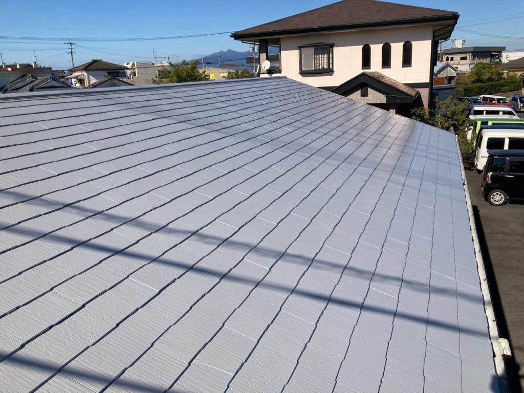 丈夫な塗膜で雨をはじき、汚れが付きにくい屋根へと仕上がりました。