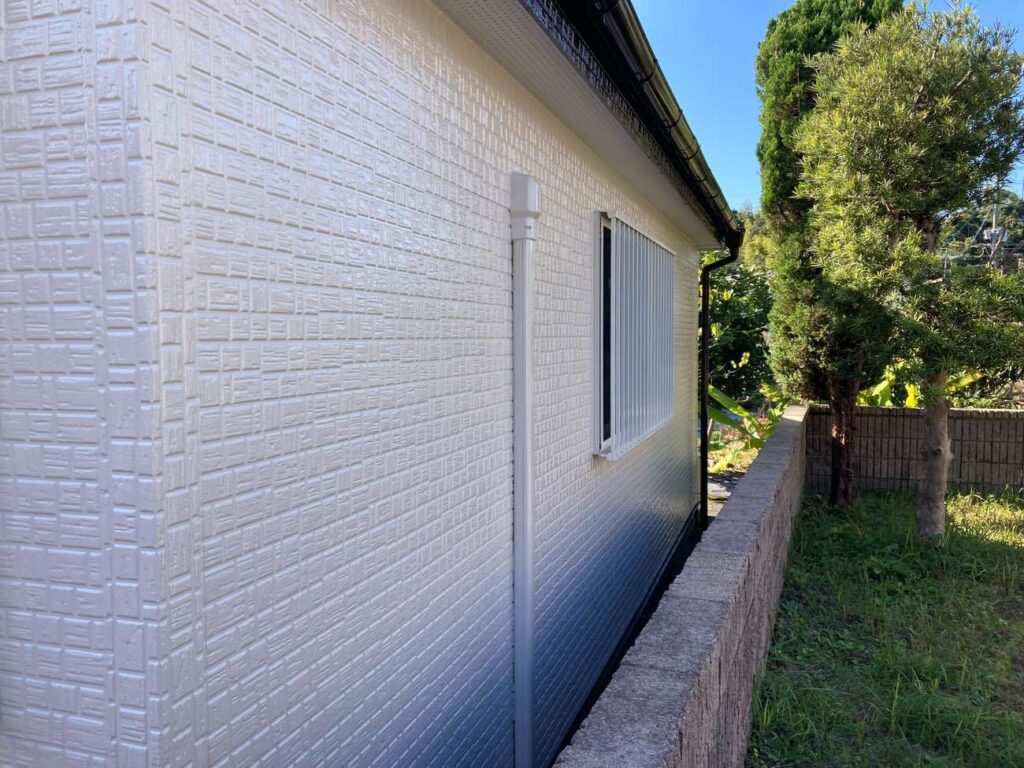 外壁は色あせが解消され、ベージュ系のやさしい色合いと程よい艶で、温かみのある印象にリニューアル。