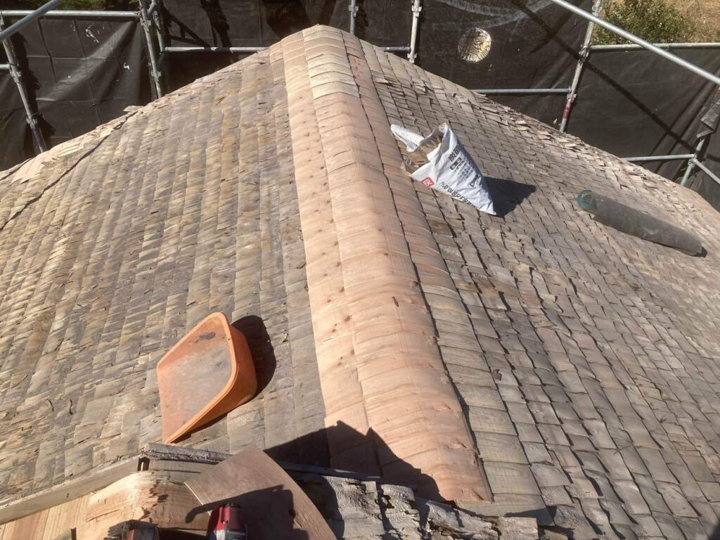 既存の瓦を解体し、下地の状態をしっかりと確認します。棟や端部は、雨や紫外線により傷みやすいため、新しい材料で丁寧に補修をいたしました。