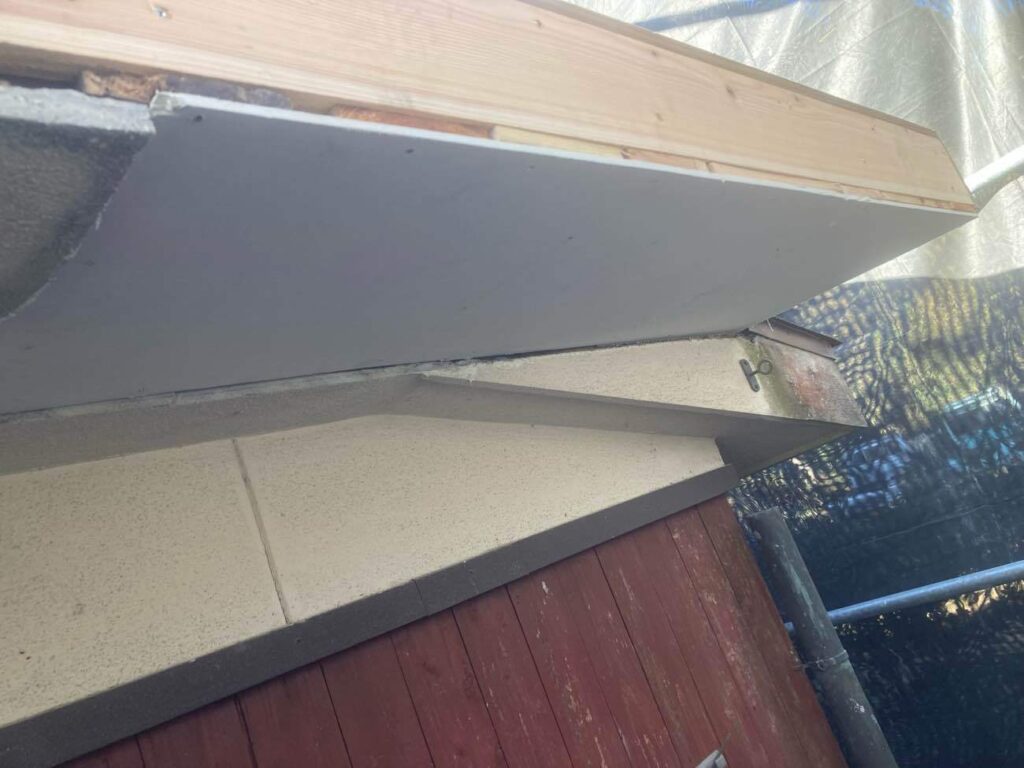 傷んだ下地を補修し、塗装を施したサイディングを張って仕上げていきます。