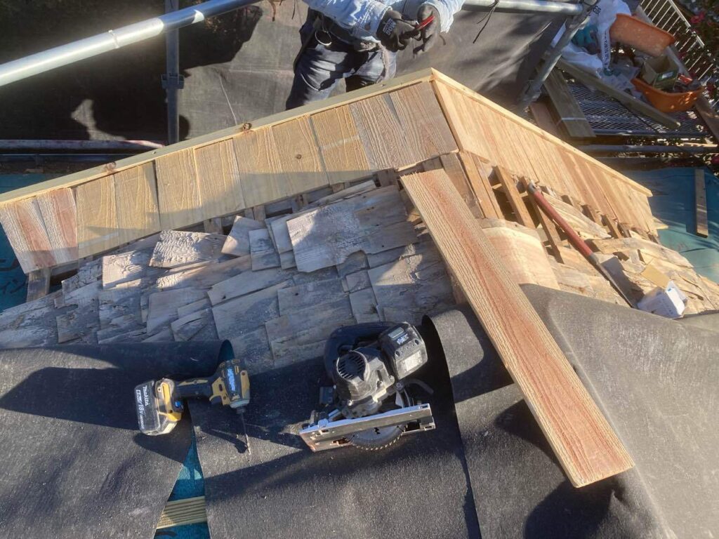 ルーガへの葺き替えに伴い、端部をシンプルな形状へと変更。瓦の数を減らし、より軽量な屋根を目指していきます。