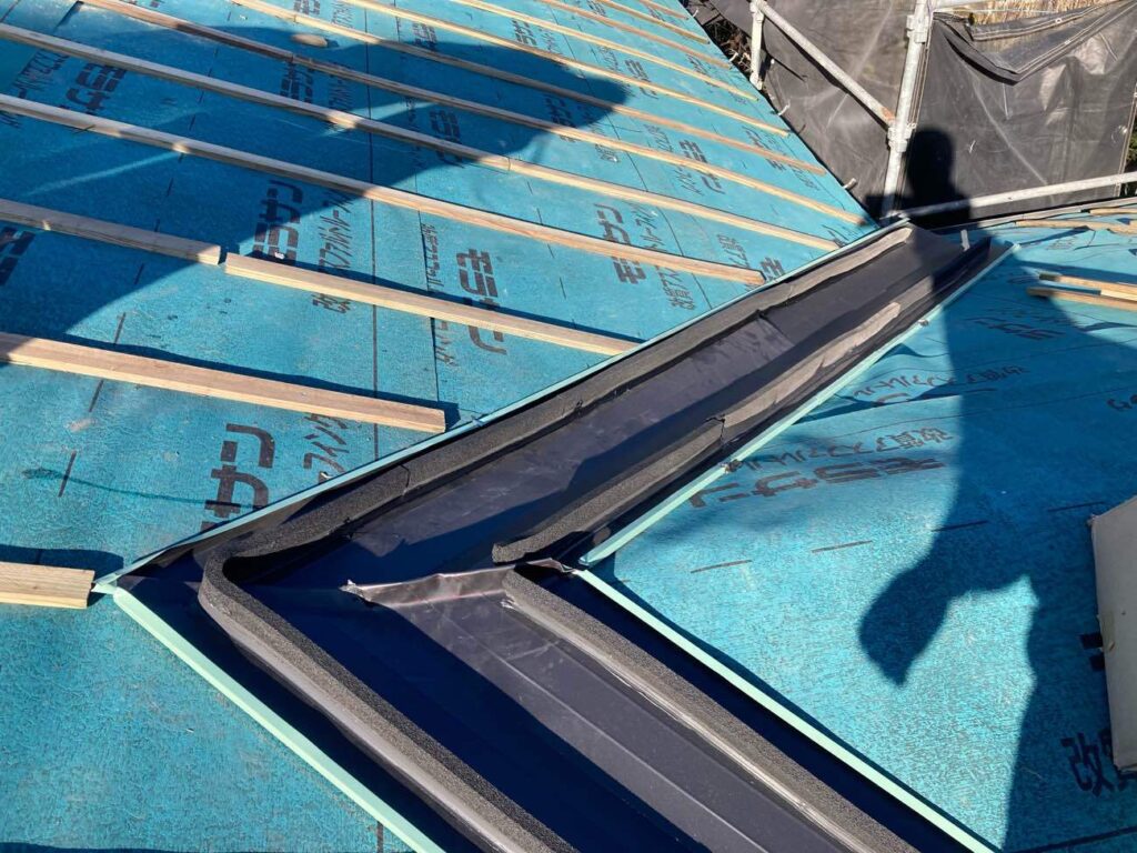 防水シートを張り、雨の通り道となる谷板金を取り付けました。雨水をしっかり流すための大切な工程です。
