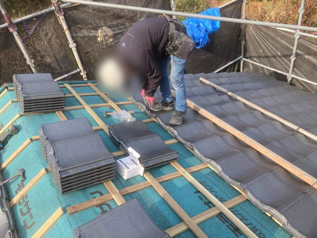 ルーガを1枚ずつビスで固定していきます。しっかり固定することで、風にも強い屋根に仕上げていきます。