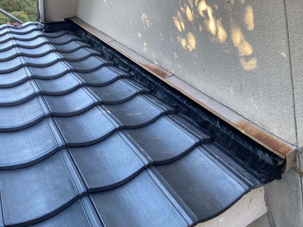 漆喰の代わりにハイロールを使用。壁との取り合いなども、しっかり防水しています。