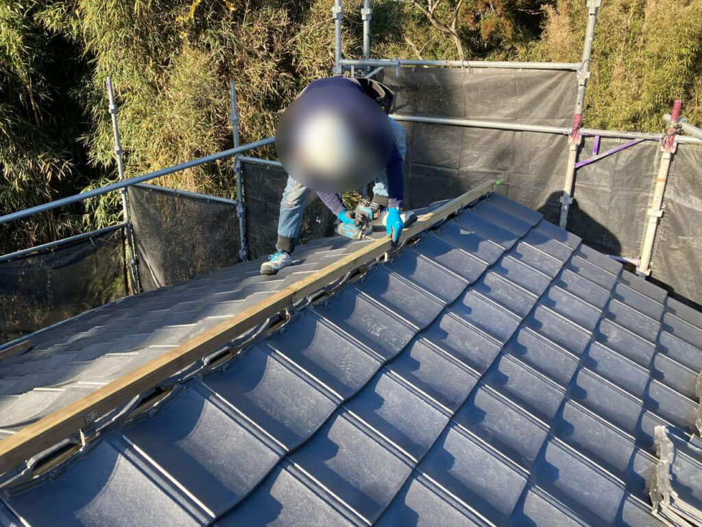 昔ながらの漆喰に頼らず、棟の施工方法も進化しています。見えない部分も、しっかりとした造りに。