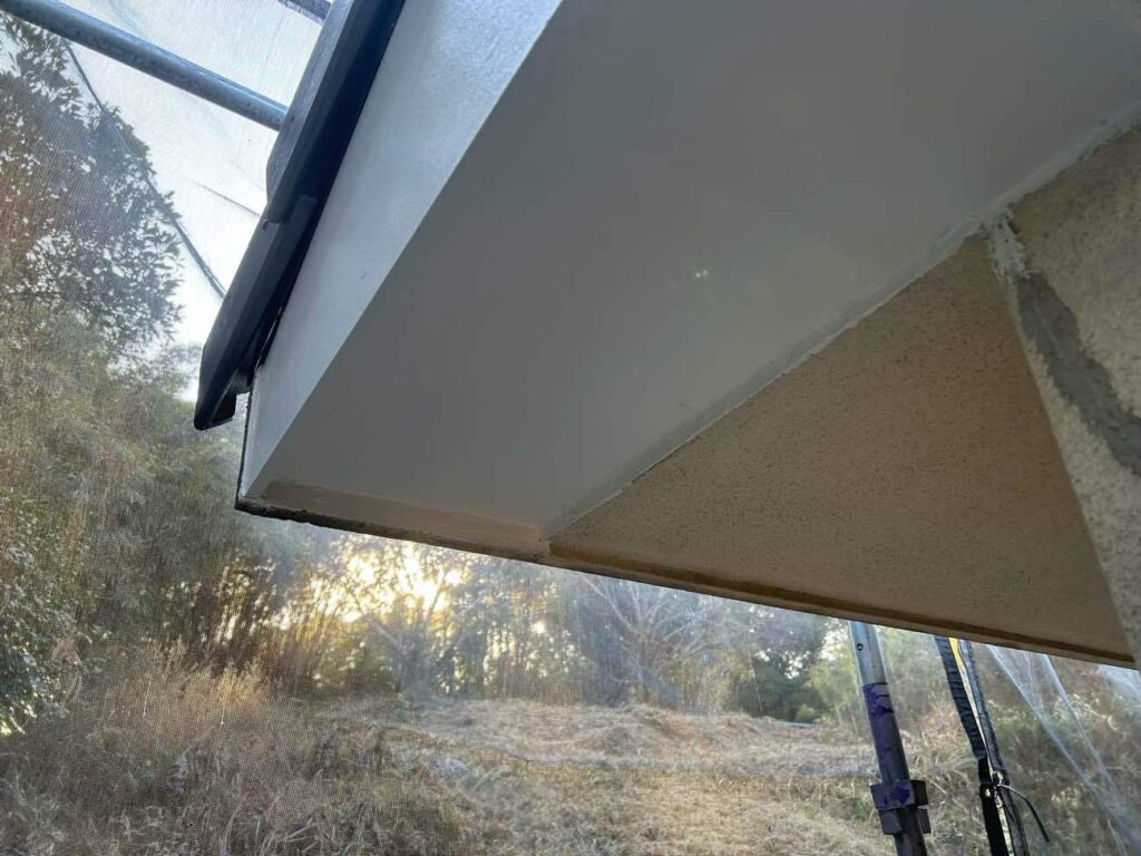 雨風の当たりやすい角は特に傷みやすい部分。ひび割れが見られた複数箇所で補修を行ないました。