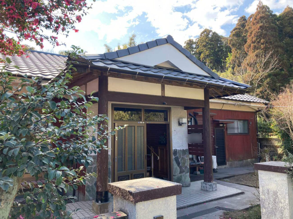 玄関正面の破風板が新しくなり、見栄えも整いました。日々の出入りも、気持ちよく感じられそうです。