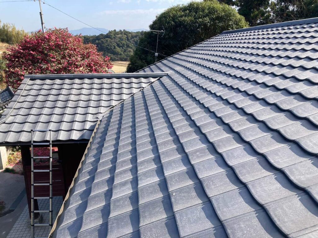 波打つようなやわらかな表情で、上質感のある屋根に仕上がりました。軽量なルーガで、建物への負担も抑えられます。