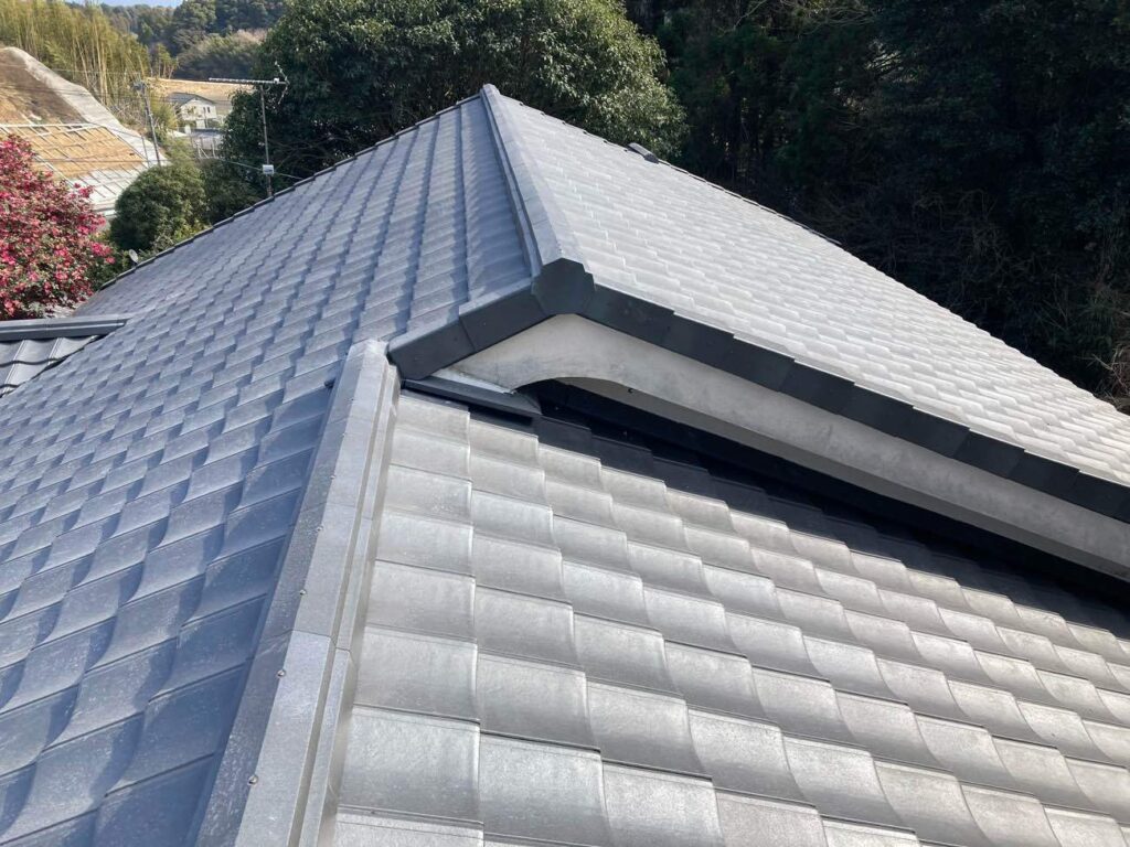 屋根が重なり合う部分も丁寧に施工し、防水性にも配慮しています。