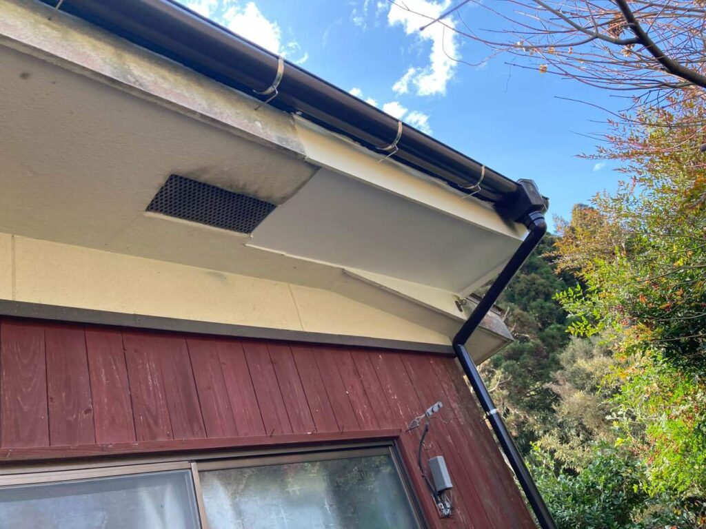 軒天も補修し、すっきりとした仕上がりになりました。