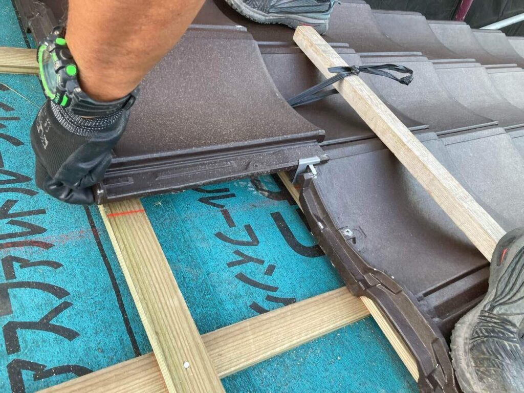 ビスで固定するため、昔ながらの瓦葺きよりも防風性が高まる仕様となっています。
